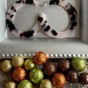BROWN AND WHITE TORTIOUS STUD HOOP EARRINGS